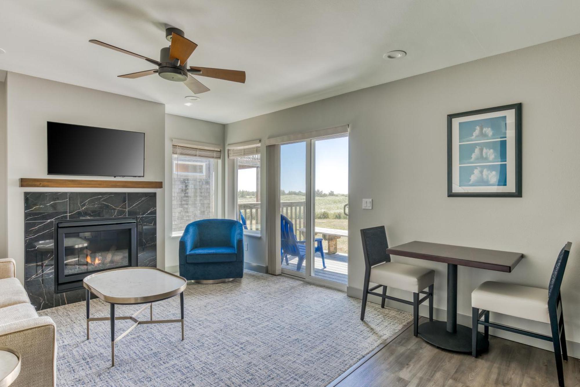 Lighthouse Oceanfront Resort Long Beach Extérieur photo